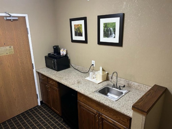 Quality Inn & Suites image 13