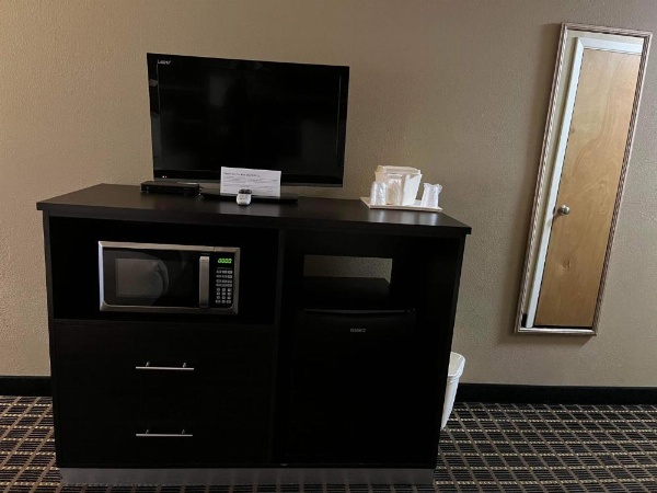 Quality Inn & Suites image 18