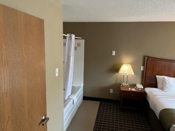 Quality Inn & Suites image 22